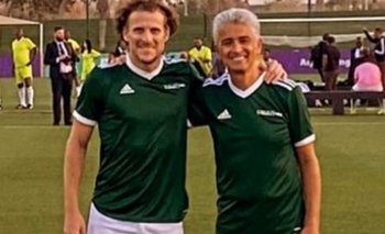 Diego Forlán y una foto con un grande brasileño como Bebeto, quien jugó de compañero en los amistosos de FIFA el día antes del sorteo del Mundial de Catar 2022