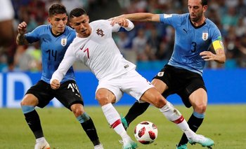 Lucas Torreira y Diego Godín, de Uruguay, van a la marca de Cristiano Ronaldo, de Portugal, en el triunfo de los celestes por 2-1 en el Mundial de Rusia 2018