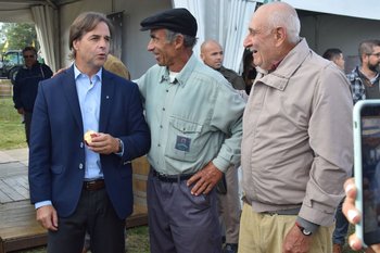 El presidente y una de las charlas con los productores, en este caso dos de la localidad Barracas.