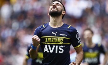 Diego Rossi celebra su gol para Fenerbahce contra Kayserispor