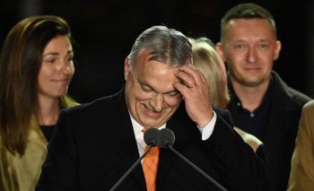 El primer ministro húngaro, Viktor Orban, pronuncia un discurso en el escenario junto a los miembros del partido Fidesz en su base electoral