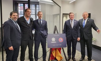 Tealdi y Ruglio junto a Ceferin, presidente de UEFA, Domínguez de Conmebol, y Pumpido
