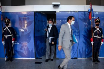Foto de archivo. José Luis Satjián (derecha) y Daniel Salinas (izquierda) salen de una reunión en la Torre Ejecutiva