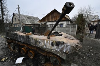 Tanque destruido en Bucha, Ucrania