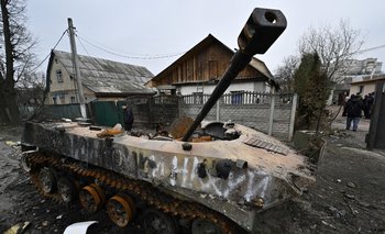 Tanque destruido en Bucha, Ucrania