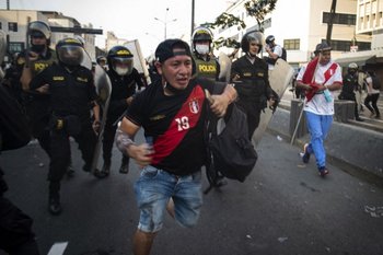 Enfrentamiento entre manifestantes y policías durante protestas contra el gobierno, en Lima, Perú