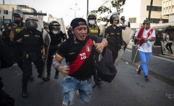 Enfrentamiento entre manifestantes y policías durante protestas contra el gobierno, en Lima, Perú