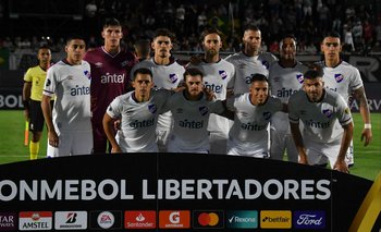 Equipo de Nacional en la Copa Libertadores en su debut ante Bragantino
