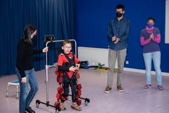 Jorge es el primer niño en recibir un exoesqueleto infantil para poder caminar