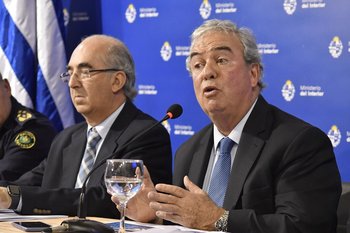 El subsecretario del Interior, Guillermo Maciel, a la derecha del ministro, Luis Alberto Heber