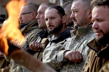 Soldados ucranianos rinden homenaje a uno de los suyos en un funeral militar