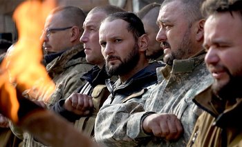 Soldados ucranianos rinden homenaje a uno de los suyos en un funeral militar