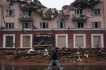 Una vista del Hotel Ucrania, destruido como resultado de un bombardeo, el 9 de abril de 2022 en Chernihiv, Ucrania.