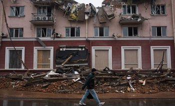 Una vista del Hotel Ucrania, destruido como resultado de un bombardeo, este sábado, en Chernihiv, Ucrania