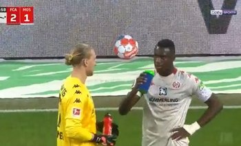 Moussa Niakhate, capitán de Mainz, le pidió al árbitro para romper el ayuno del Ramadán en pleno partido