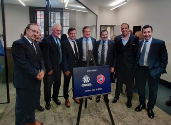 Los dirigentes uruguayos junto al presidente de Conmebol en la inauguración de la casa Conmebol-UEFA en Londres