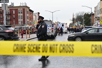 Policía estadounidense luego de un tiroteo en Brooklyn en abril. (Archivo)