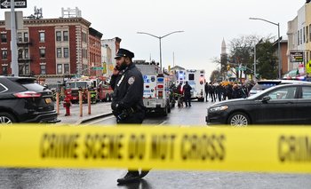Policía estadounidense luego de un tiroteo en Brooklyn en abril. (Archivo)