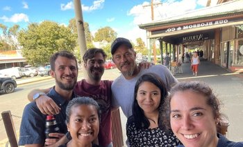 La uruguaya Patricia Bentancur y sus amigos junto a Travis Fimmel en Australia