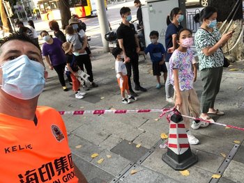 Jara y familias chinas que esperan a hisoparse