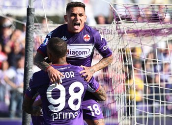 Lucas Torreira celebra su gol para Fiorentina ante Venezia