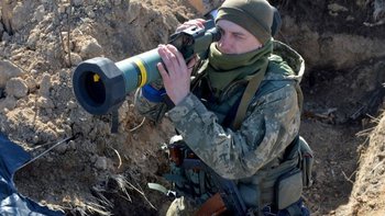 Un soldado ucraniano sostiene un lanzacohetes antitanques