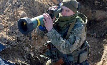 Un soldado ucraniano sostiene un lanzacohetes antitanques