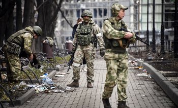 Soldados rusos caminan por las calles de Mariúpol, ciudad asediada hace semanas por las fuerzas rusas