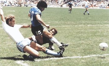 Maradona ante Inglaterra en 1986 y la pelota