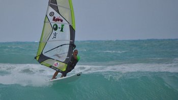 El buzo y ex windsurfista profesional, Elián López, se lanzó al mar el pasado 23 de marzo