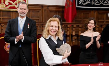 La actriz argentina recibió el Premio Cervantes en lugar de la escritora uruguaya Cristina Peri Rossi 