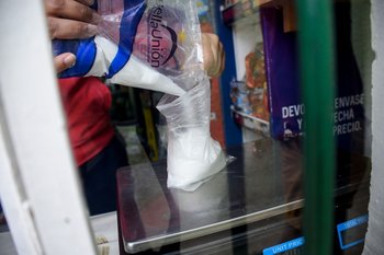 Venta fraccionada de azúcar en un almacén del barrio Lavalleja