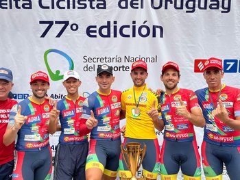 Agustín Alonso, ganador de la Vuelta Ciclista 2022, y sus compañeros de Ciudad del Plata: Asconeguy, Pereira, Richard, De Fino y Soto