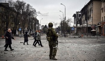 La ciudad de Mariúpol continúa siendo bombardeada por las fuerzas rusas