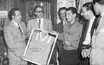 Mario Moreno, Cantinflas, entregando la supuesta camiseta de Alcides Ghiggia de la final de Maracaná 1950 a los dirigentes de América de México