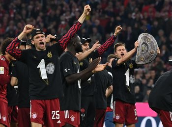 Los jugadores de Bayern Múnich, con Müller, ganador de los 10 títulos seguidos de la Bundesliga, celebran este sábado otro campeonato