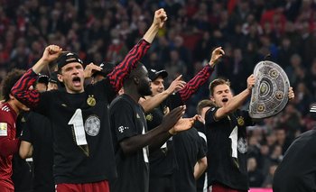 Los jugadores de Bayern Múnich, con Müller, ganador de los 10 títulos seguidos de la Bundesliga, celebran este sábado otro campeonato