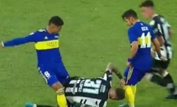 La patada que le pegó Marcos Rojo, de Boca Juniors, al uruguayo Renzo López, perfectamente pudo haber sido de expulsión, pero fue solo tarjeta amarilla