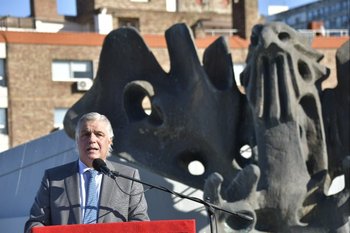 Francisco Bustillo en la Plaza Armenia sobre la rambla, en el acto por el genocidio armenio