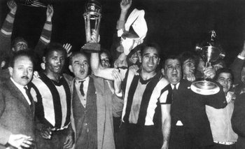 Juan Joya, el presidente Gastón Guelfi y el capitán de Peñarol, William Martínez, junto a la Copa Intercontinental ganada en 1961