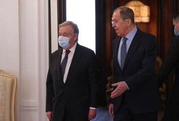 El canciller ruso, Sergei Lavrov (derecha) conversa con el jefe de las Naciones Unidas, Antonio Guterres
