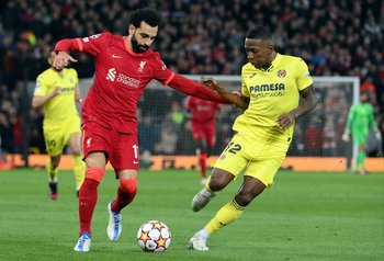 Mohamed Salah maniobra ante Pervis Estupiñán