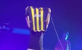 El momento en que Damon Albarn muestra la camiseta de Peñarol en el toque de Gorillaz