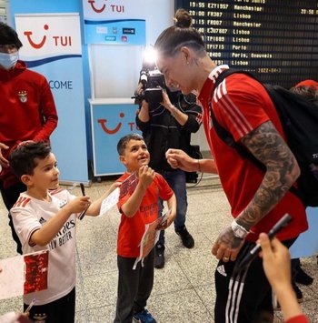 Darwin Núñez fue recibido por niños en el aeropuerto de Madeira y paró para firmar autógrafos