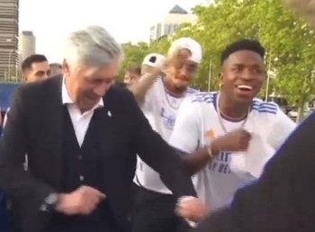 El técnico de Real Madrid, Carlo Ancelotti, bailando arriba del ómnibus con el brasileño Vinícius Jr.