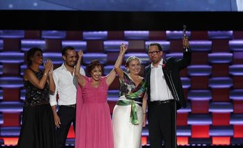 La productoraa uruguaya Agustina Chiarino (izquierda) festeja junto al elenco de Las Herederas
