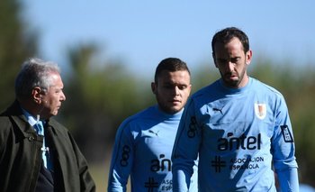 Diego Godín junto a Jonathan Rodríguez y Rafael Peña