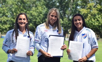Josefina Villanueva, Antonella Ferradans y Esperanza Pizarro firmaron sus contratos profesionales el 28 de febrero