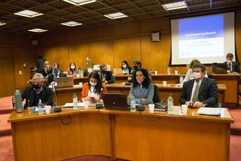 La ministra de Economía Azucena Arbeleche y su equipo de asesores el lunes en el Senado