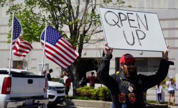 Un manifestante de la organización REOPEN NC protesta por el confinamiento por coronavirus de Carolina del Norte, en Estados Unidos